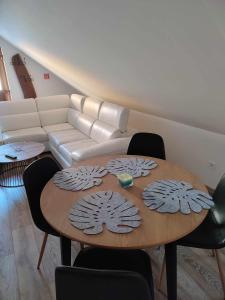 - un salon avec une table et un canapé dans l'établissement Apartmán Tulipán, à Hnúšťa