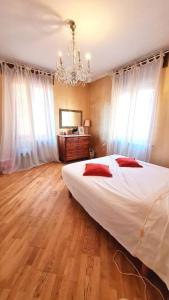 Luxury Verona Apartment City Centre في فيرونا: غرفة نوم بسرير كبير وثريا