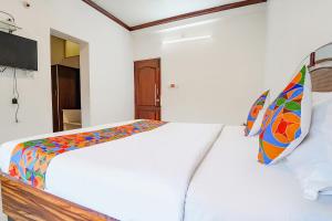 Postel nebo postele na pokoji v ubytování Hotel Orchid Inn