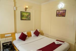 Ένα ή περισσότερα κρεβάτια σε δωμάτιο στο hotel suraj classic