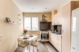 a kitchen with a table and chairs and a sink at Rdd in Rome