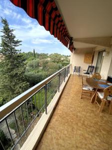 un balcon d'une maison avec une table et des chaises dans l'établissement Logement cosy, situé entre ciel et mer, à Vence 11 autres photos