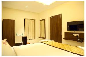 una camera con letto e TV a schermo piatto di Starwin Residency a Rāmanathapuram