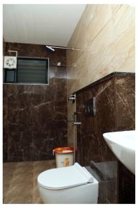 łazienka z toaletą i umywalką w obiekcie Starwin Residency w mieście Ramanathapuram