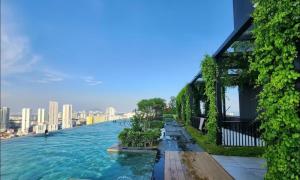 une vue d'une rivière depuis un bâtiment dans l'établissement Beacon Executive Premium Suite, à George Town