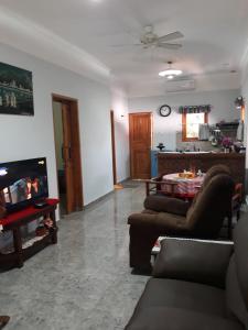 TV a/nebo společenská místnost v ubytování The Coral Lodge