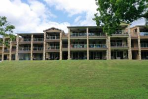 un edificio de apartamentos con un gran césped delante de él en RG 105 Rio Refuge, en Canyon Lake