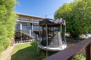 um trampolim em frente a uma casa em Cozy 1 Bed 1 Bath Tiny Home near CBD em Brisbane