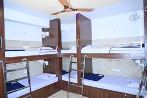 Katil dua tingkat atau katil-katil dua tingkat dalam bilik di Blue Pearl Beach Guest House