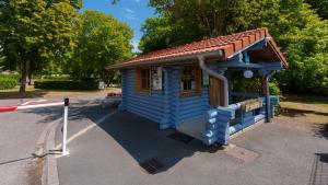 Camping Vittel في فيتيل: منزل ألعاب صغير في موقف للسيارات
