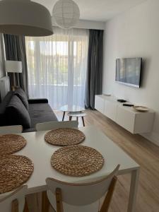 salon ze stołem i kanapą w obiekcie Apartament 34 Sun Towers w Świnoujściu