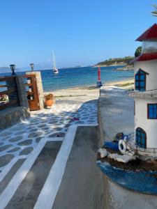 uma vista para uma praia com um edifício e o oceano em IRENE traditional apartments em Ammouliani