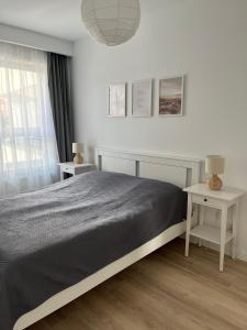 sypialnia z łóżkiem, stołem i lampą w obiekcie Apartament 34 Sun Towers w Świnoujściu