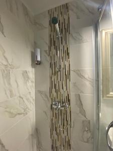 W łazience znajduje się prysznic ze szklanymi drzwiami. w obiekcie Bluemoon-Apartment with Parking w Burgas