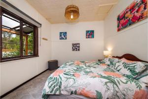 une chambre avec un lit et une fenêtre dans l'établissement Rose Cottage Nannup, à Nannup