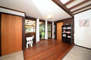 楠立Rose Cottage Nannup的客厅铺有木地板,配有桌椅。 更多8张照片