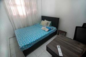 een kleine slaapkamer met een bed en een tafel bij Arsinoe Guest House in Famagusta