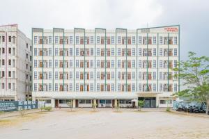 ein großes weißes Gebäude mit vielen Fenstern in der Unterkunft RedLiving Syariah Apartemen MKostel - Tower A1 Kencana Loka in Rancalutung