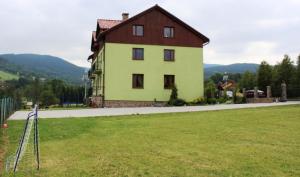 斯托尼拉斯奇Villa Valle Verde的田间中的大型房屋