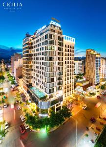 Cicilia Hotels & Spa Danang Powered by ASTON في دا نانغ: منظر علوي لمبنى طويل في مدينة