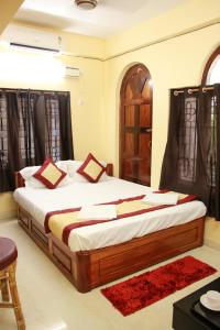 ein Schlafzimmer mit einem großen Bett in einem Zimmer in der Unterkunft A&A BNB in Port Blair