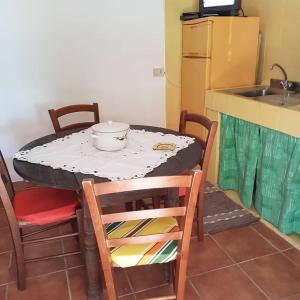 una cocina con una mesa con un tazón. en dammusi 2, en Pantelleria