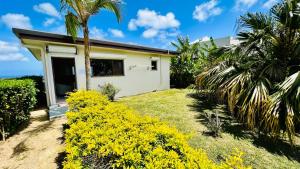 ein Haus mit gelben Blumen davor in der Unterkunft Homely 3 bedroom apartment perfect for your dream getaway! in Port Vila