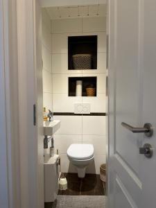 ein Badezimmer mit einem weißen WC und einem Waschbecken in der Unterkunft Lichtdurchflutete 90 m2 drei Zimmer Duplexwohnung in Altperlach in München