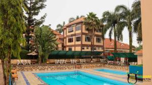 una piscina di fronte a un hotel con palme di Hamilton Recreation Park a Kira