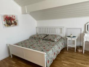 ein Schlafzimmer mit einem Bett und einem Tisch mit einem Bett der Marke sidx sidx sidx. in der Unterkunft Lichtdurchflutete 90 m2 drei Zimmer Duplexwohnung in Altperlach in München
