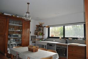 kuchnia ze stołem z krzesłami i oknem w obiekcie Casa rural La Liñana w Kordobie