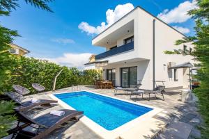 Πισίνα στο ή κοντά στο Luxury Villa MetraMaris2