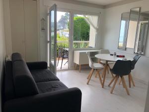 Ein Sitzbereich in der Unterkunft T2 Vue MER COSY HORIZON PLAGE
