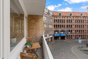 un balcón con un banco y un edificio en Studio-Apartment im Stadtzentrum, en Bremen