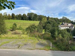 un campo con una casa en medio de un campo en Wohntraeumerei Bergblick- Ihr privates Hideaway in Bad Berleburg, einem Wanderparadies en Bad Berleburg