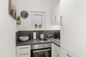 a kitchen with white cabinets and a counter top at Studio-Apartment im Stadtzentrum in Bremen