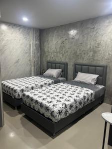 Ένα ή περισσότερα κρεβάτια σε δωμάτιο στο คาเฟ่ เดอ แจ่วบอง รูมแอนด์เซอร์วิส