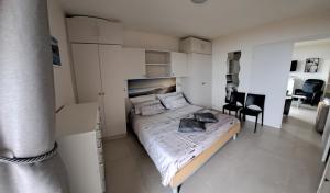 Postel nebo postele na pokoji v ubytování App KLIF De Panne - top location & sea front !!