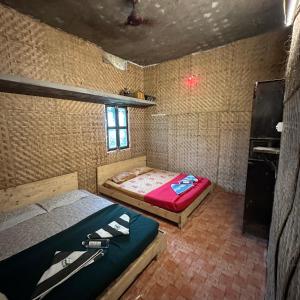 The Gravity Cafe -A Unit Of StayChillHampi客房内的一张或多张床位
