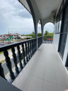 einen Balkon mit Blick auf das Wasser in der Unterkunft THE SPACE SRI AMAN in Simanggang