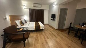 Ένα ή περισσότερα κρεβάτια σε δωμάτιο στο Hotel B R REGENCY