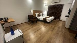 Ένα ή περισσότερα κρεβάτια σε δωμάτιο στο Hotel B R REGENCY
