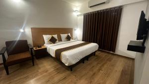 Ένα ή περισσότερα κρεβάτια σε δωμάτιο στο Hotel B R REGENCY