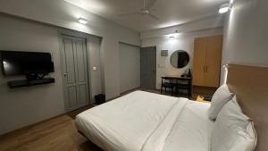 Μια τηλεόραση ή/και κέντρο ψυχαγωγίας στο Hotel B R REGENCY