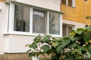 ein Fenster an der Seite eines Hauses in der Unterkunft Ana Apart in Gheorgheni