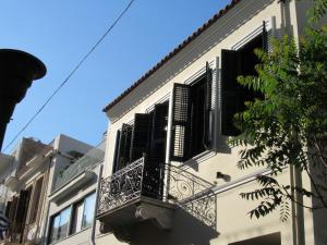 - un bâtiment avec un balcon sur le côté dans l'établissement Kerameion, à Athènes