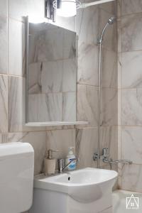 La salle de bains est pourvue d'un lavabo, de toilettes et d'un miroir. dans l'établissement Ana Apart, à Gheorgheni