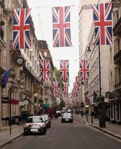 een straat met Britse vlaggen aan gebouwen bij Perfect West End Launchpad in Londen