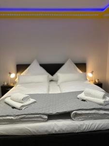 Postel nebo postele na pokoji v ubytování Modern Apartments Neuburg P - TOP - 2 Zimmer, Komfort, Balkon, Wi-Fi, Smart TV, Große Dusche, Küche