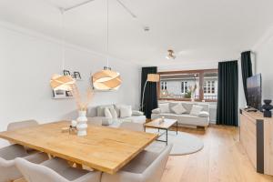 uma sala de estar com uma mesa e um sofá em Modern Oak-Apartment für bis zu 6 Personen em Bremen